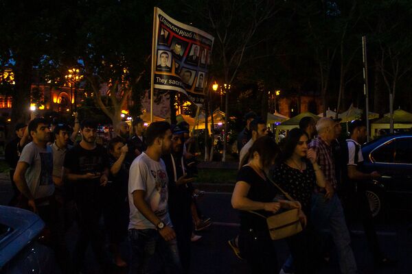 Երևանի կենտրոնում բողոքի երթ են անցկացնում ընդդեմ Քոչարյանի ազատ արձակման. լուսանկարներ Երևանի կենտրոնում բողոքի երթ են անցկացնում ընդդեմ Քոչարյանի ազատ արձակման. լուսանկարներ - Sputnik Արմենիա