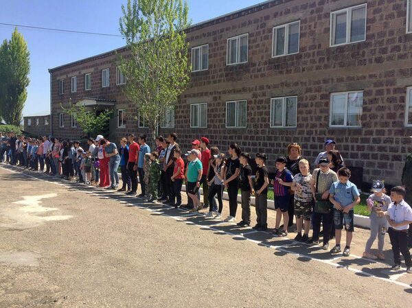 Մեկ օր նրանց կյանքով. ռուս սահմանապահներն իրենց հմտությունները սովորեցրին հայ երեխաներին Մեկ օր նրանց կյանքով. ռուս սահմանապահներն իրենց հմտությունները սովորեցրին հայ երեխաներին - Sputnik Արմենիա