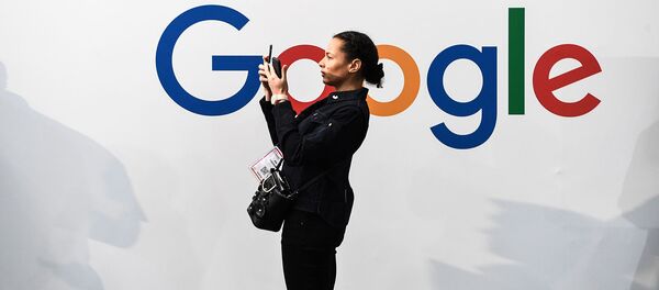 Женщина с двумя смартфонами перед логотипом американской многонациональной технологической и интернет-компании Google (16 мая 2019). Париж Женщина с двумя смартфонами перед логотипом американской многонациональной технологической и интернет-компании Google (16 мая 2019). Париж - Sputnik Արմենիա