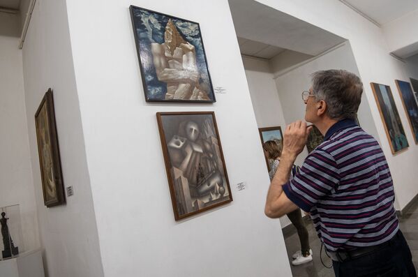 Посетитель в Музее современного искусства в рамках акции Ночь в музее - Sputnik Армения