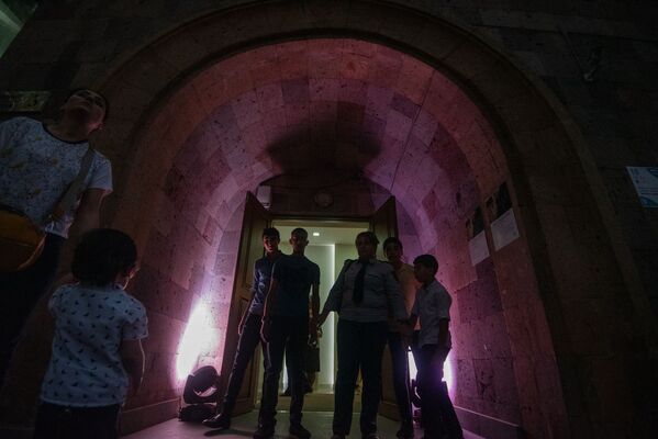 Посетители у входа в Дом-музей Мартироса Сарьяна в рамках акции Ночь в музее - Sputnik Армения