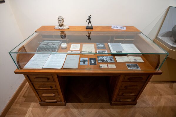 Письменный стол Мартироса Сарьяна в Доме-музее художника - Sputnik Армения