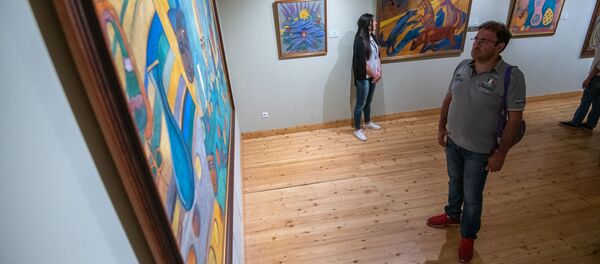 Посетитель у картины в Доме-музее Мартироса Сарьяна в рамках акции Ночь в музее - Sputnik Армения