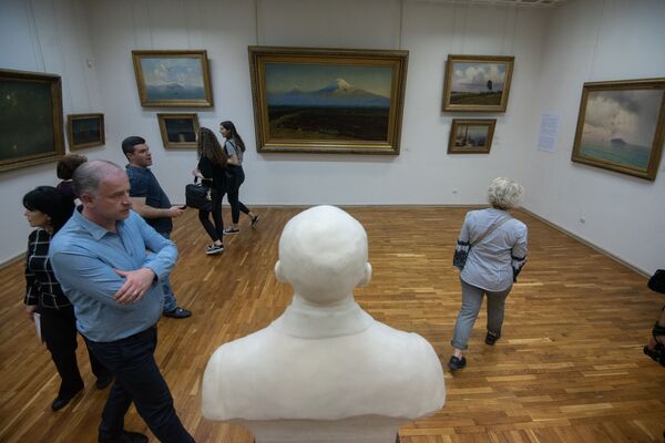 Посетители в Национальной картинной галерее Армении в рамках акции Ночь в музее - Sputnik Армения