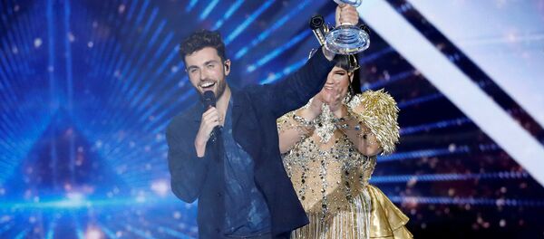 Победитель международного конкурса Евровидение-2019 Дункан Лоуренс из Нидерландов с твофеем (19 мая 2019). Тель-Авив Победитель международного конкурса Евровидение-2019 Дункан Лоуренс из Нидерландов с твофеем (19 мая 2019). Тель-Авив - Sputnik Армения