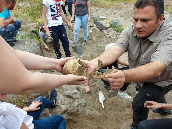 Полное погружение в Мецаморе: как армянские школьники превратились в искателей черепов - Sputnik Армения