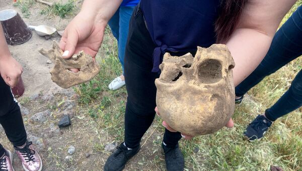 Школьники пробуют себя в роли археологов  - Sputnik Армения