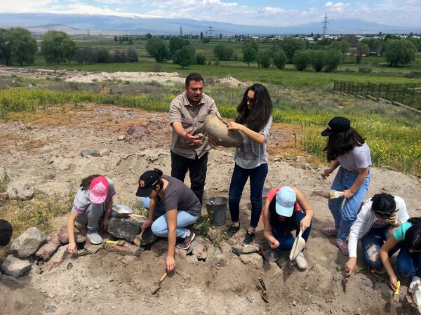 Полное погружение в Мецаморе: как армянские школьники превратились в искателей черепов - Sputnik Армения