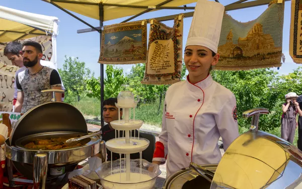 Победитель фестиваля Анна Матевосян, представляющая Megerian Carpet Победитель фестиваля Анна Матевосян, представляющая Megerian Carpet - Sputnik Армения