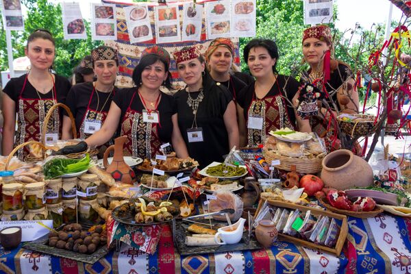 Ммм... толма: армянское блюдо вскружило голову фотографу из Кореи и сразило француза - Sputnik Армения