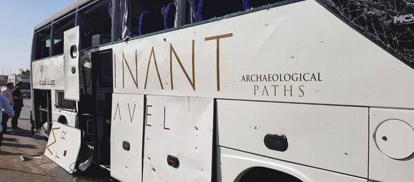 Поврежденный автобус на месте взрыва недалеко от пирамид Гизы в Каире - Sputnik Армения