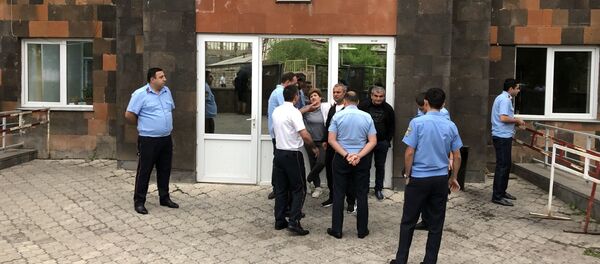 Люди перед зданием суда общей юрисдикции столичных административных районов Аван и Нор Норк (20 мая 2019). Еревaн Люди перед зданием суда общей юрисдикции столичных административных районов Аван и Нор Норк (20 мая 2019). Еревaн - Sputnik Արմենիա