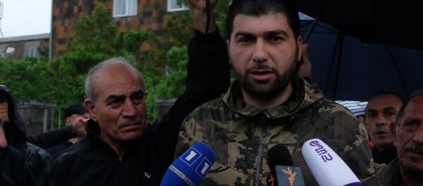 Давид Санасарян перед зданием суда общей юрисдикции столичных административных районов Аван и Нор Норк (20 мая 2019). Еревaн - Sputnik Արմենիա