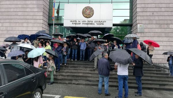 Люди перед зданием суда общей юрисдикции столичных административных районов Кентрон и Норк Мараш (20 мая 2019). Еревaн - Sputnik Армения