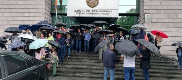 Люди перед зданием суда общей юрисдикции столичных административных районов Кентрон и Норк Мараш (20 мая 2019). Еревaн - Sputnik Армения