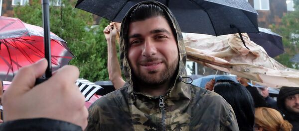 Давид Санасарян перед зданием суда общей юрисдикции столичных административных районов Аван и Нор Норк (20 мая 2019). Еревaн - Sputnik Армения