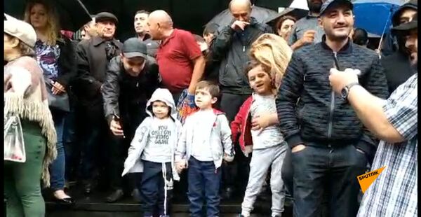 Дети приглашают Никола Пашиняна к зданию суда Дети приглашают Никола Пашиняна к зданию суда - Sputnik Արմենիա