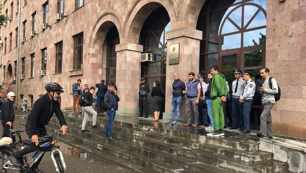 Люди перед зданием Апелляционного уголовного суда Армении (20 мая 2019). Еревaн - Sputnik Արմենիա
