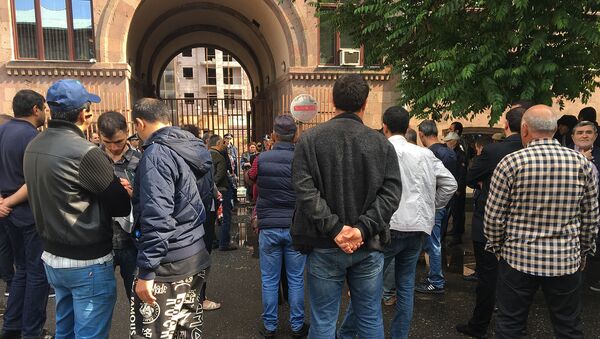 Люди перед зданием Административного суда Армении (20 мая 2019). Еревaн - Sputnik Արմենիա
