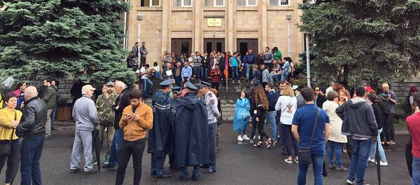 Люди перед зданием Конституционного суда Армении (20 мая 2019). Еревaн Люди перед зданием Конституционного суда Армении (20 мая 2019). Еревaн - Sputnik Армения