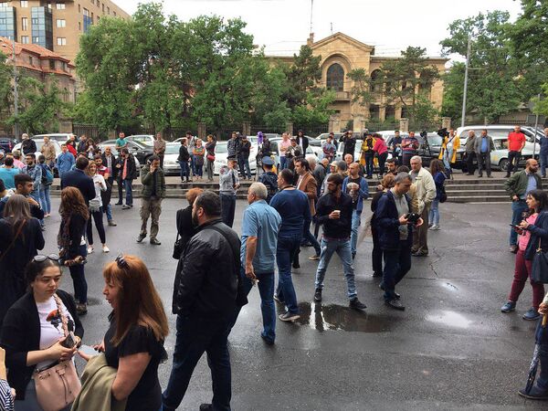 Адвокат предложил изменить Конституцию – участники акции и полиция его прогнали Адвокат предложил изменить Конституцию – участники акции и полиция его прогнали - Sputnik Армения