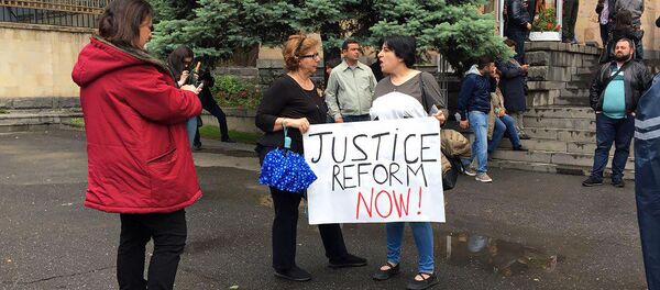 Люди перед зданием Конституционного суда Армении (20 мая 2019). Еревaн - Sputnik Армения