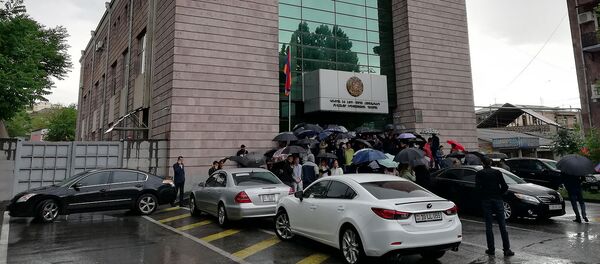 Люди перед зданием суда общей юрисдикции столичных административных районов Кентрон и Норк Мараш (20 мая 2019). Еревaн Люди перед зданием суда общей юрисдикции столичных административных районов Кентрон и Норк Мараш (20 мая 2019). Еревaн - Sputnik Արմենիա