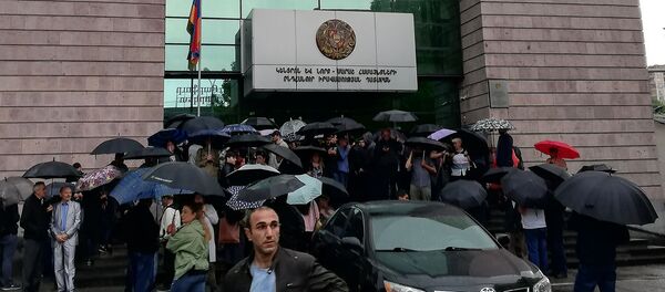 Люди перед зданием суда общей юрисдикции столичных административных районов Кентрон и Норк Мараш (20 мая 2019). Еревaн Люди перед зданием суда общей юрисдикции столичных административных районов Кентрон и Норк Мараш (20 мая 2019). Еревaн - Sputnik Армения