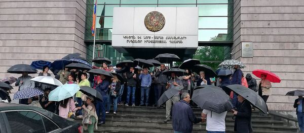 Люди перед зданием суда общей юрисдикции столичных административных районов Кентрон и Норк Мараш (20 мая 2019). Еревaн - Sputnik Արմենիա