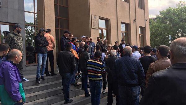 Люди перед зданием суда общей юрисдикции столичного административного района Шенгавит (20 мая 2019). Еревaн - Sputnik Армения