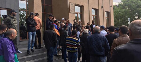 Люди перед зданием суда общей юрисдикции столичного административного района Шенгавит (20 мая 2019). Еревaн - Sputnik Армения