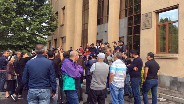 Люди перед зданием суда общей юрисдикции столичного административного района Шенгавит (20 мая 2019). Еревaн - Sputnik Արմենիա