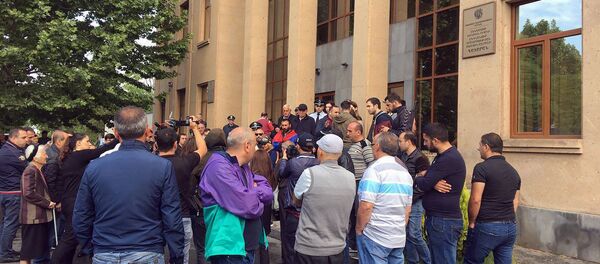 Люди перед зданием суда общей юрисдикции столичного административного района Шенгавит (20 мая 2019). Еревaн Люди перед зданием суда общей юрисдикции столичного административного района Шенгавит (20 мая 2019). Еревaн - Sputnik Արմենիա