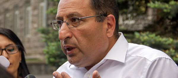 Адвокат Роберта Кочаряна - Айк Алумян отвечает на вопросы журналистов перед зданием СНБ Армении (18 мая 2019). Еревaн Адвокат Роберта Кочаряна - Айк Алумян отвечает на вопросы журналистов перед зданием СНБ Армении (18 мая 2019). Еревaн - Sputnik Армения