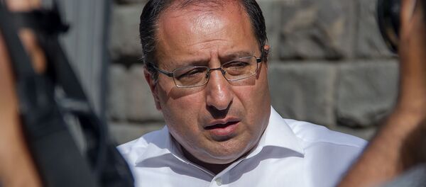 Адвокат Роберта Кочаряна - Айк Алумян отвечает на вопросы журналистов перед зданием СНБ Армении (18 мая 2019). Еревaн Адвокат Роберта Кочаряна - Айк Алумян отвечает на вопросы журналистов перед зданием СНБ Армении (18 мая 2019). Еревaн - Sputnik Արմենիա