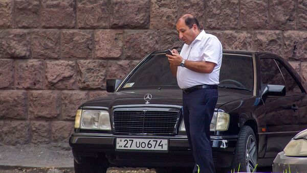 Адвокат Роберта Кочаряна - Айк Алумян перед зданием СНБ Армении (18 мая 2019). Еревaн - Sputnik Արմենիա