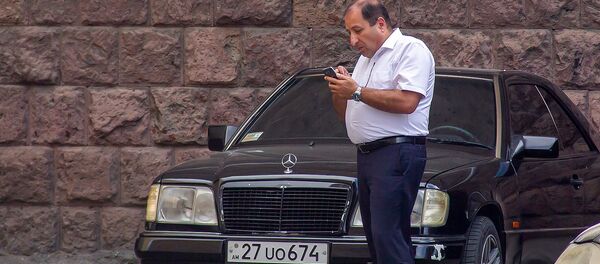 Адвокат Роберта Кочаряна - Айк Алумян перед зданием СНБ Армении (18 мая 2019). Еревaн - Sputnik Արմենիա