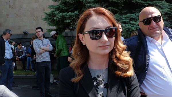 Руководитель фракции Мой шаг Лилит Макунц перед зданием Конституционного суда (20 мая 2019). Еревaн - Sputnik Արմենիա