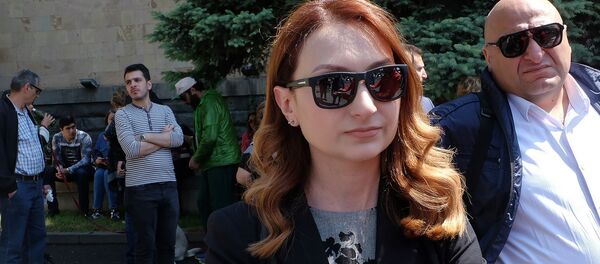 Руководитель фракции Мой шаг Лилит Макунц перед зданием Конституционного суда (20 мая 2019). Еревaн - Sputnik Արմենիա