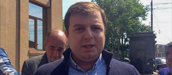 Փաստաբան Էրիկ Ալեքսանյանին ցուցարարները թույլ չտվեցին մտնել Շենգավիթի ընդհանուր իրավասութայն դատարան։  - Sputnik Արմենիա