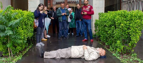 Лежачий протест Вардгеса Гаспари перед зданием Кассационного суда Армении (20 мая 2019). Еревaн - Sputnik Արմենիա