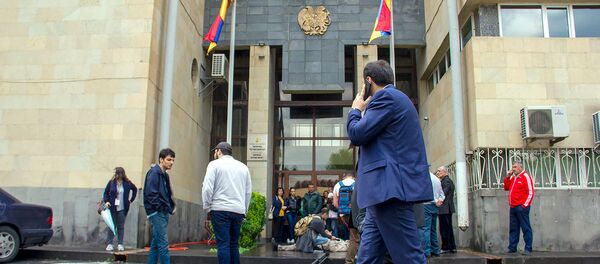 Люди перед зданием Кассационного суда Армении (20 мая 2019). Еревaн Люди перед зданием Кассационного суда Армении (20 мая 2019). Еревaн - Sputnik Արմենիա