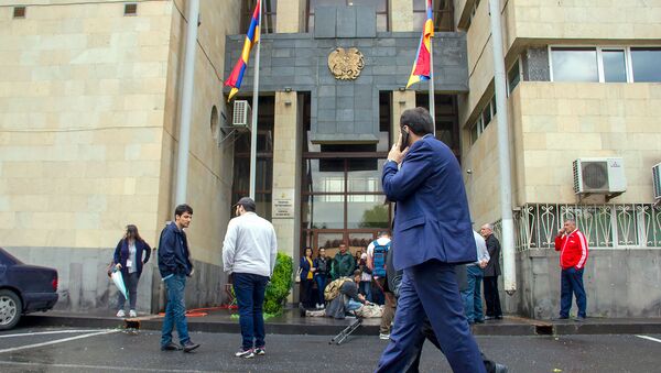 Люди перед зданием Кассационного суда Армении (20 мая 2019). Еревaн - Sputnik Армения