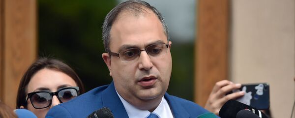 Депутат Владимир Варданян ответил на вопросы журналистов перед зданием Дома правительства Армении (20 мая 2019). Еревaн - Sputnik Армения