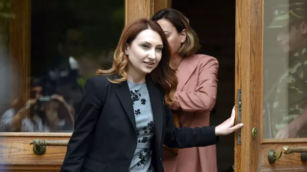 Руководитель фракции Мой шаг Лилит Макунц и вице-спикер парламента Лена Назарян перед зданием Дома правительства Армении (20 мая 2019). Еревaн - Sputnik Армения