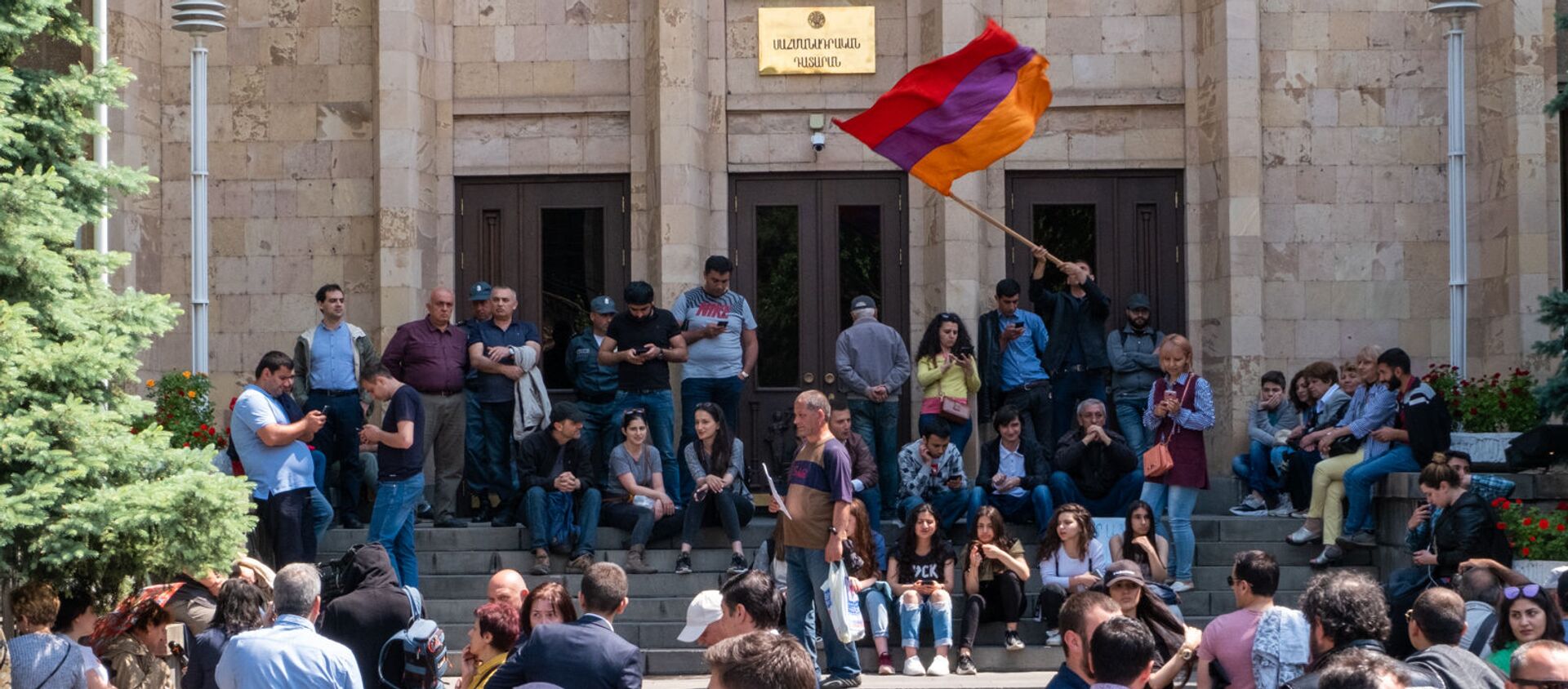 Люди перед зданием Конституционного суда Армении (20 мая 2019). Еревaн - Sputnik Արմենիա, 1920, 13.08.2019
