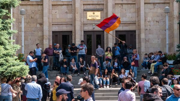Люди перед зданием Конституционного суда Армении (20 мая 2019). Еревaн - Sputnik Армения