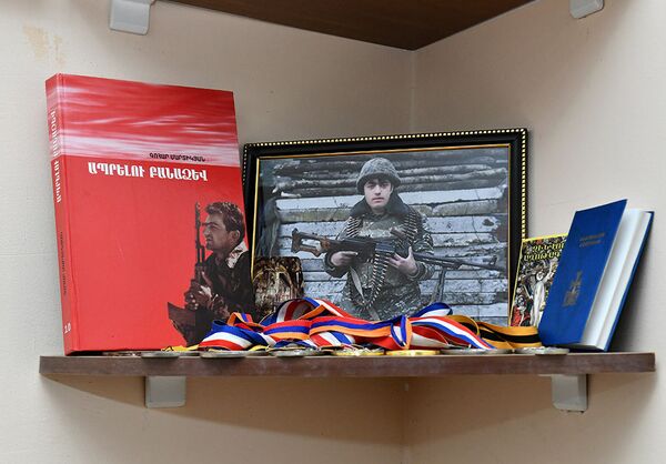 Աննա Հակոբյանն այցելել է ապրիլյան պատերազմի մասնակից Ժորա Եսայանի անվան դպրոց - Sputnik Արմենիա