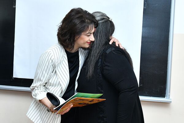 Աննա Հակոբյանն այցելել է ապրիլյան պատերազմի մասնակից Ժորա Եսայանի անվան դպրոց - Sputnik Արմենիա