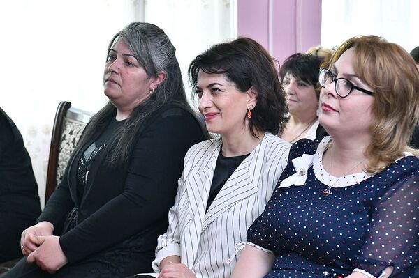 Աննա Հակոբյանն այցելել է ապրիլյան պատերազմի մասնակից Ժորա Եսայանի անվան դպրոց - Sputnik Արմենիա